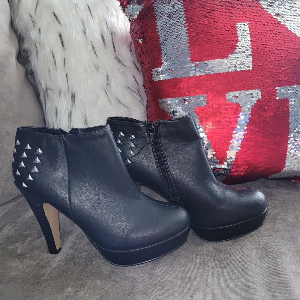 Steve Madden Show Boot, with Silver accents